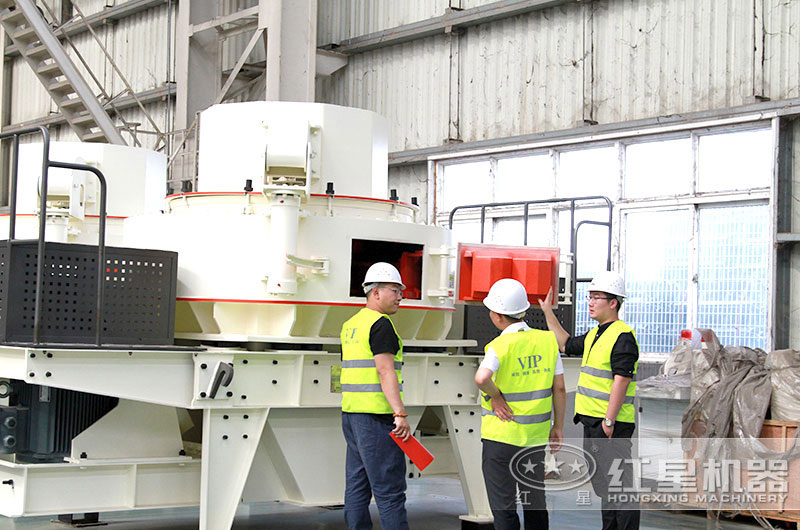 客戶來場參觀立軸式破碎機(jī) 客戶來場參觀立軸式破碎機(jī)