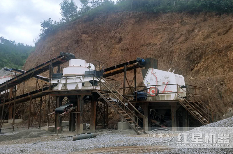 反擊式破碎機(jī)作業(yè)現(xiàn)場 反擊式破碎機(jī)作業(yè)現(xiàn)場