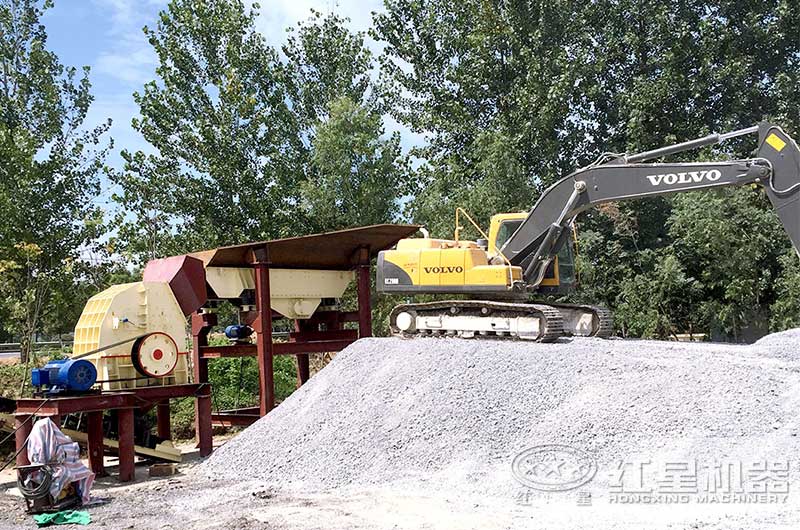 重錘式破碎機(jī)工作現(xiàn)場(chǎng) 重錘式破碎機(jī)工作現(xiàn)場(chǎng)