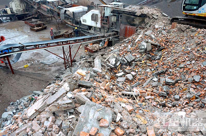 磚石建筑垃圾破碎現(xiàn)場(chǎng) 磚石建筑垃圾破碎現(xiàn)場(chǎng)