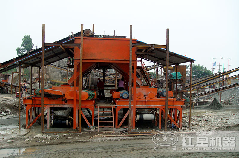齒輥式原煤破碎機(jī)作業(yè)現(xiàn)場 齒輥式原煤破碎機(jī)作業(yè)現(xiàn)場