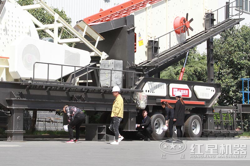 輪胎式多功能碎石車 輪胎式多功能碎石車