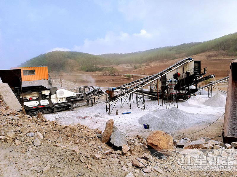 兩臺(tái)小型輪胎破碎設(shè)備現(xiàn)場 兩臺(tái)小型輪胎破碎設(shè)備現(xiàn)場