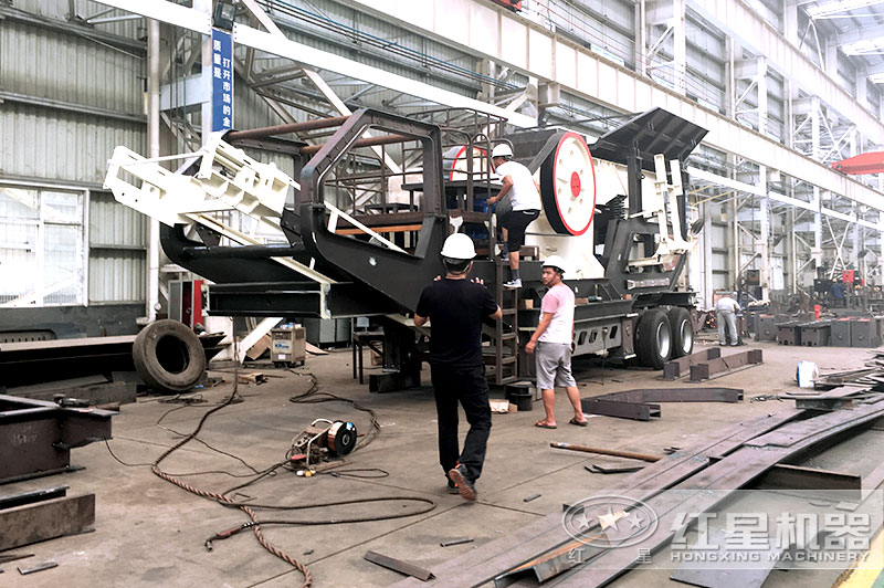 小型輪胎破碎設(shè)備生產(chǎn)車間 小型輪胎破碎設(shè)備生產(chǎn)車間