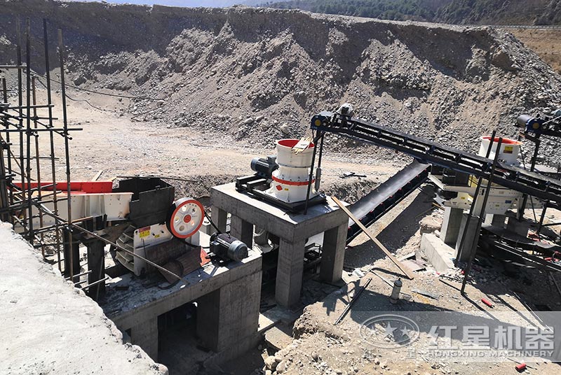 顎破機(jī)+圓錐破作業(yè)現(xiàn)場 顎破機(jī)+圓錐破作業(yè)現(xiàn)場