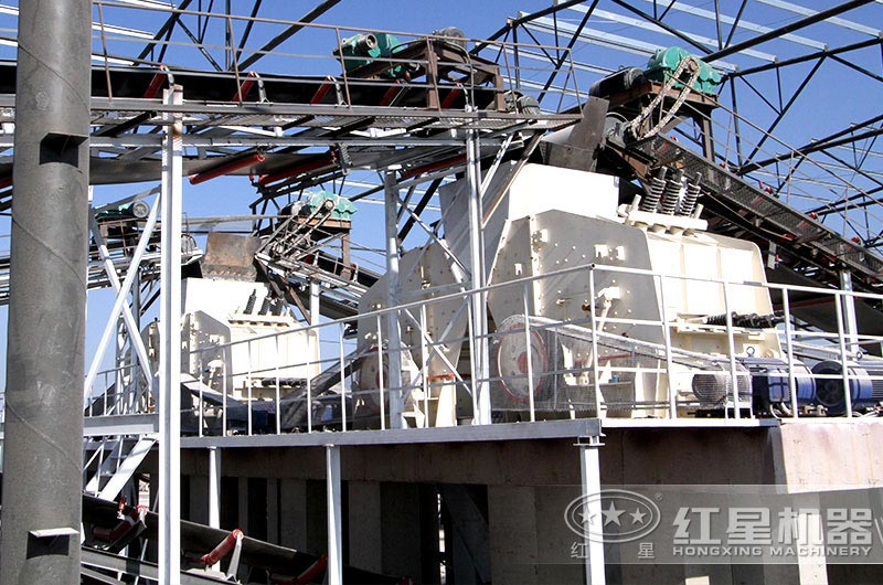 反擊式破碎機(jī)作業(yè)現(xiàn)場(chǎng) 反擊式破碎機(jī)作業(yè)現(xiàn)場(chǎng)