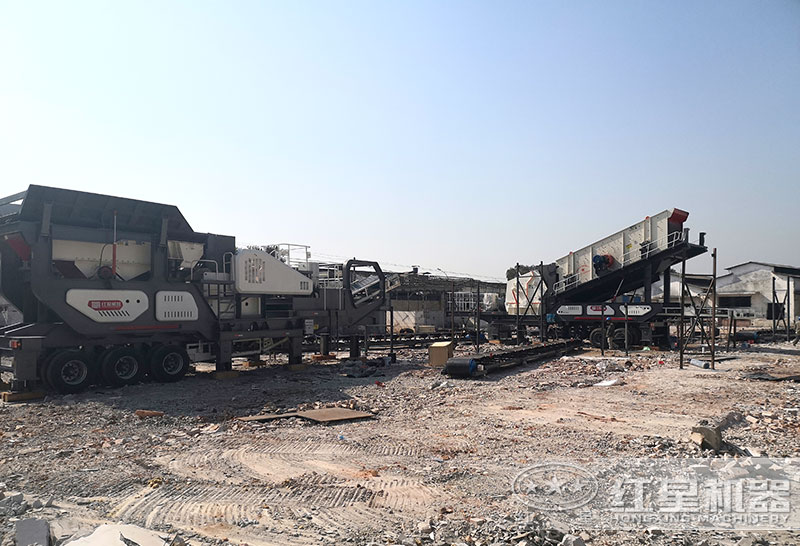 大型移動制沙設(shè)備兩臺聯(lián)機(jī)作業(yè)現(xiàn)場 大型移動制沙設(shè)備兩臺聯(lián)機(jī)作業(yè)現(xiàn)場