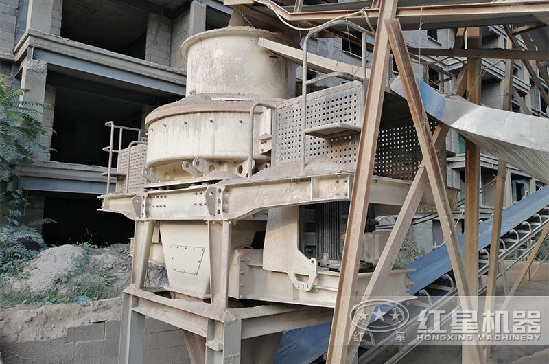 沖擊式制砂機(jī)現(xiàn)場(chǎng) 沖擊式制砂機(jī)現(xiàn)場(chǎng)