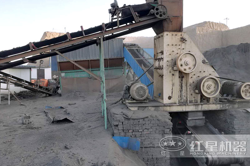 煤矸石粉碎機(jī)現(xiàn)場(chǎng) 煤矸石粉碎機(jī)現(xiàn)場(chǎng)