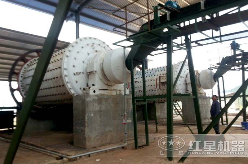 中型選礦球磨機(jī)現(xiàn)場 中型選礦球磨機(jī)現(xiàn)場