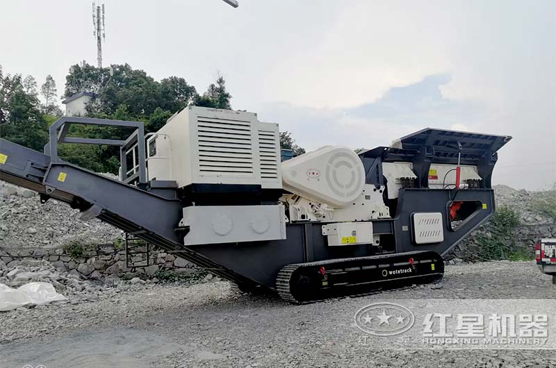 履帶移動(dòng)破碎站上山作業(yè) 履帶移動(dòng)破碎站上山作業(yè)