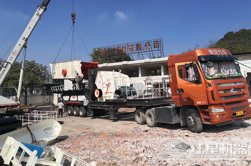 移動(dòng)碎石粉沙站發(fā)貨到客戶現(xiàn)場(chǎng) 移動(dòng)碎石粉沙站發(fā)貨到客戶現(xiàn)場(chǎng)